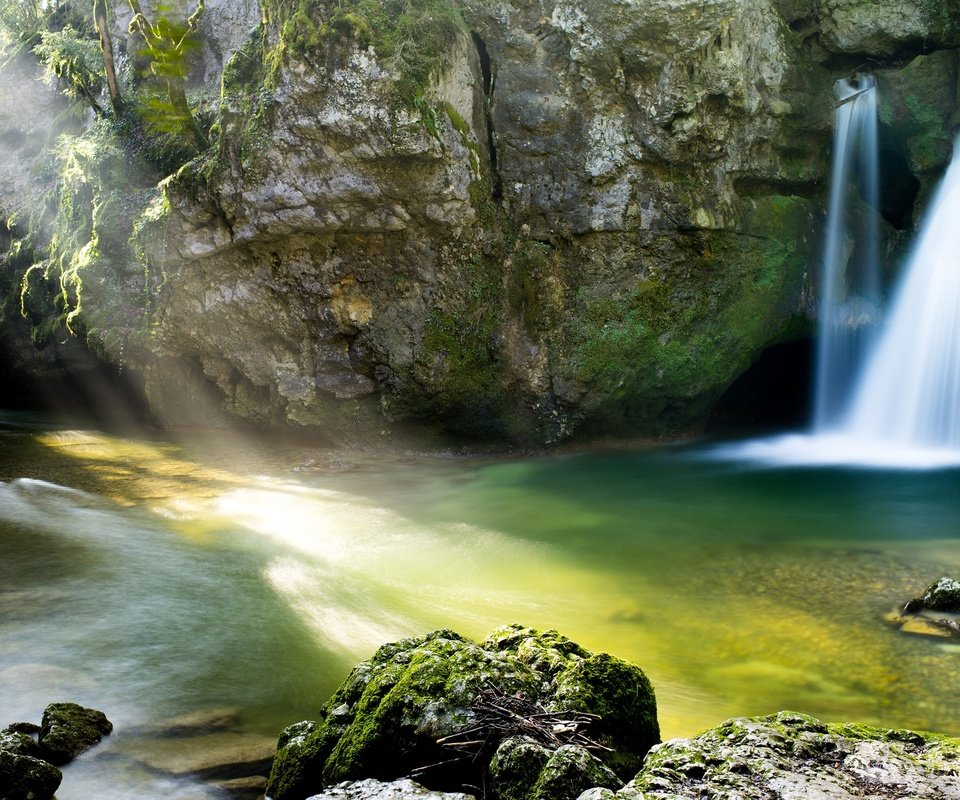 Обои вода, скалы, водопад, солнечный свет, water, rocks, waterfall, sunlight разрешение 2048x1306 Загрузить