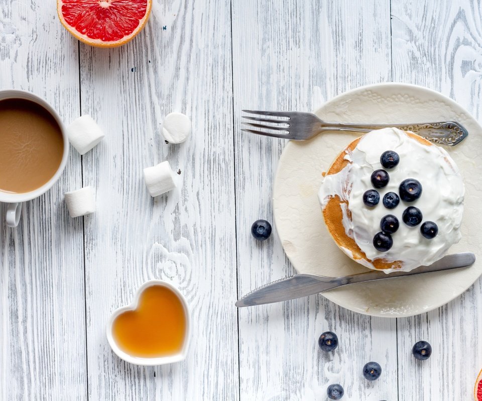 Обои ягоды, черника, завтрак, мед, блины, дерева, какао, грейпфрут, berries, blueberries, breakfast, honey, pancakes, wood, cocoa, grapefruit разрешение 4997x3331 Загрузить