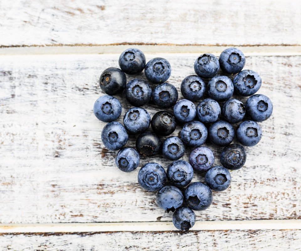 Обои ягоды, черника, романтик, дерева, голубика, парное, влюбленная, черничный, сердечка, heart, berries, blueberries, romantic, wood, fresh, love, blueberry разрешение 5760x3840 Загрузить