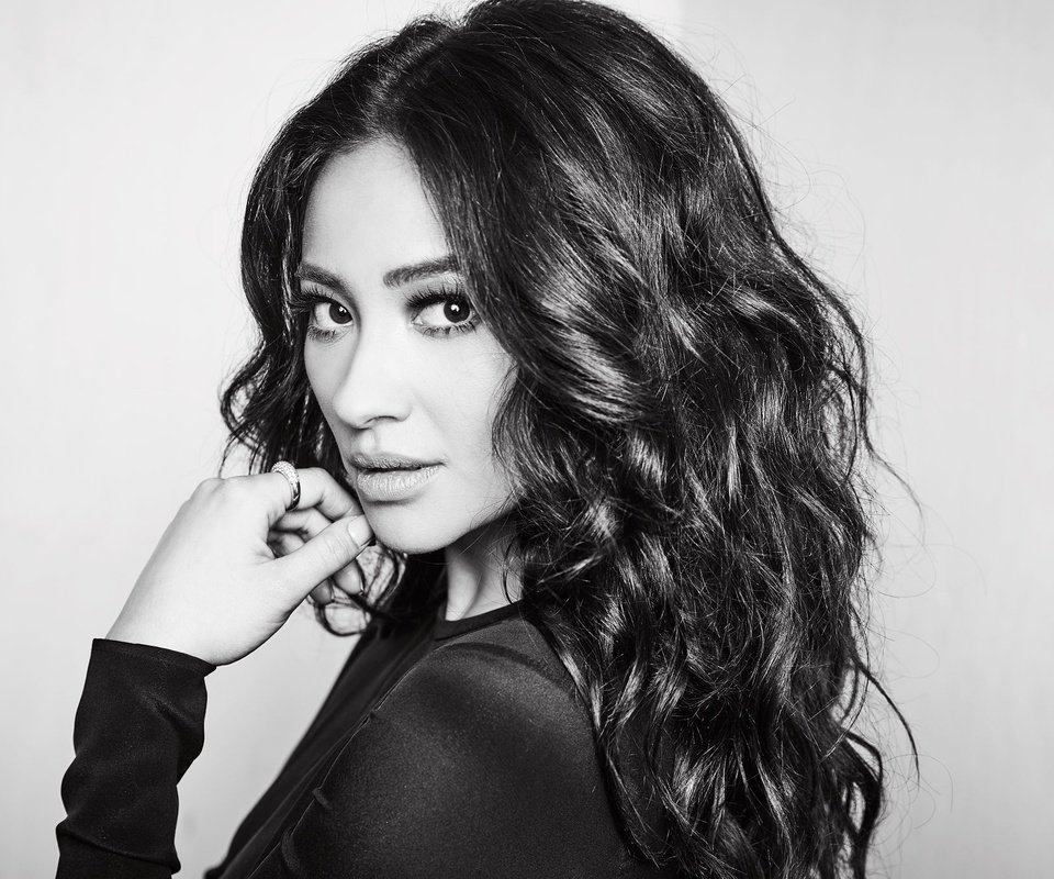 Обои портрет, чёрно-белое, актриса, локоны, шей митчелл, portrait, black and white, actress, curls, shay mitchell разрешение 2048x1365 Загрузить