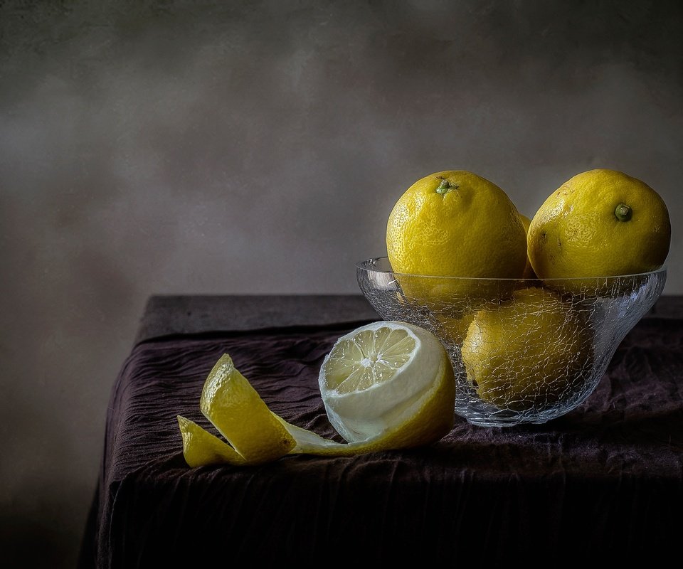Обои фрукты, лимон, ваза, натюрморт, лимоны, цитрусы, fruit, lemon, vase, still life, lemons, citrus разрешение 2048x1357 Загрузить