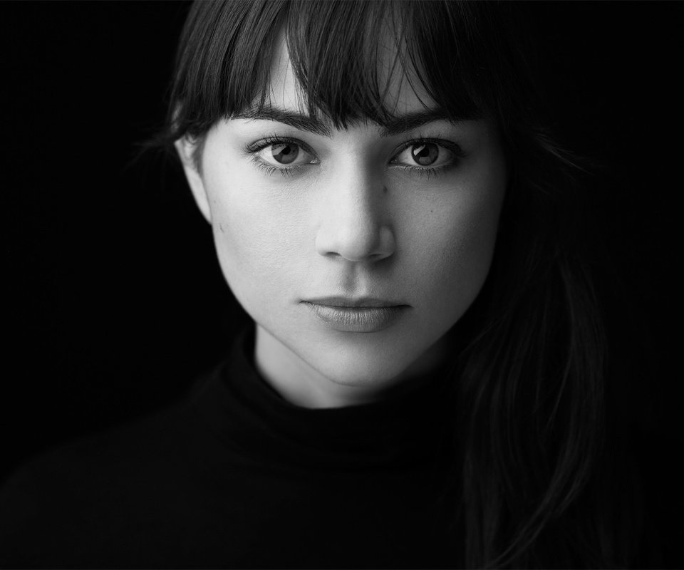 Обои портрет, взгляд, чёрно-белое, модель, лицо, portrait, look, black and white, model, face разрешение 2048x1365 Загрузить