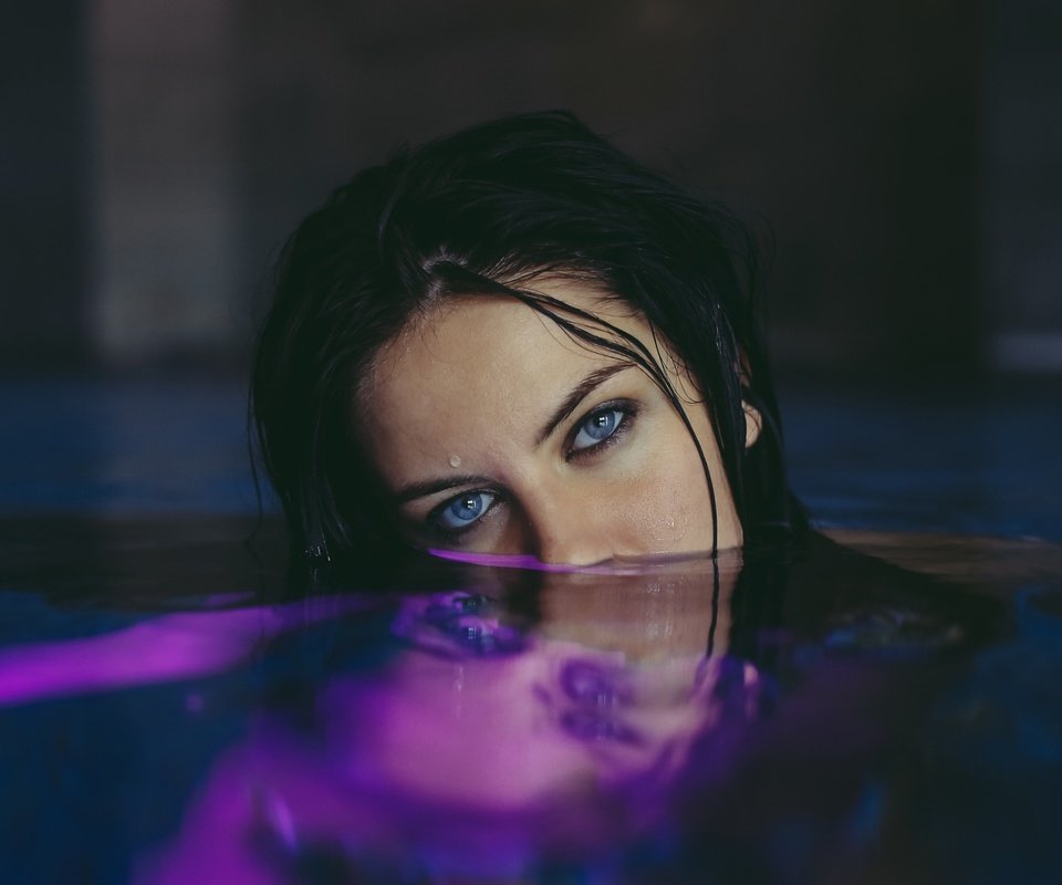 Обои вода, девушка, взгляд, волосы, голубые глаза, water, girl, look, hair, blue eyes разрешение 2048x1192 Загрузить