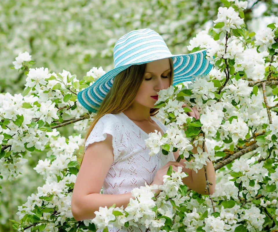 Обои цветение, девушка, блондинка, весна, шляпа, flowering, girl, blonde, spring, hat разрешение 3824x2533 Загрузить