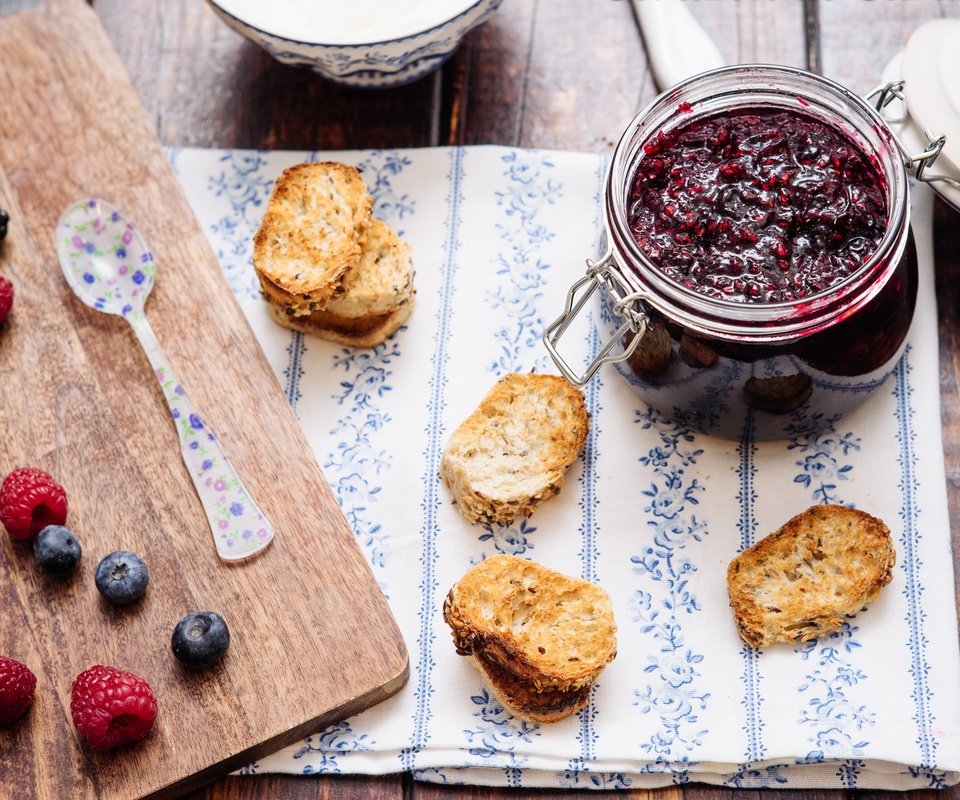 Обои малина, джем, ягоды, черника, варенье, брускетта, raspberry, jam, berries, blueberries, bruschetta разрешение 2048x1366 Загрузить