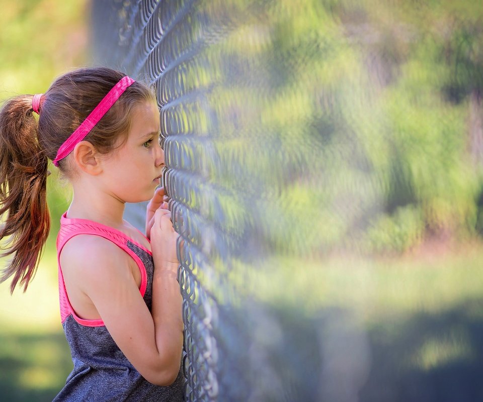 Обои забор, дети, девочка, сетка, профиль, рабица, the fence, children, girl, mesh, profile, netting разрешение 5760x3840 Загрузить