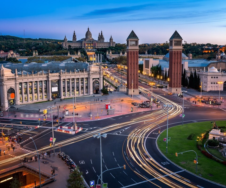 Обои дорога, башни, архитектура, испания, барселона, road, tower, architecture, spain, barcelona разрешение 2000x1333 Загрузить