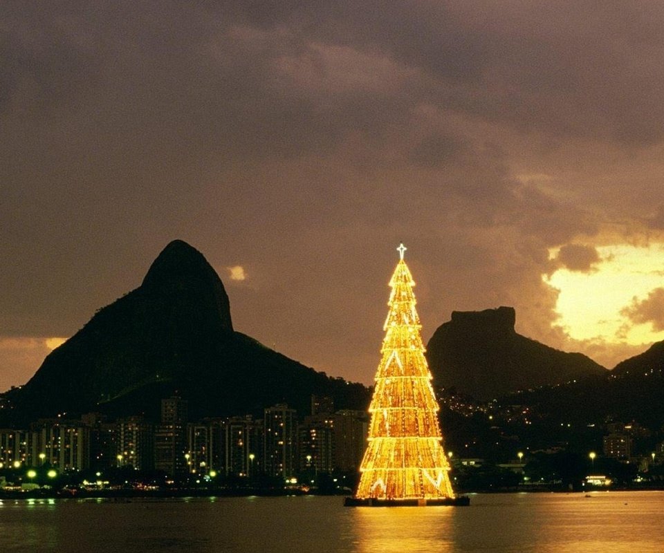 Обои горы, елка, город, бразилия, рио-де-жанейро, mountains, tree, the city, brazil, rio de janeiro разрешение 1920x1080 Загрузить