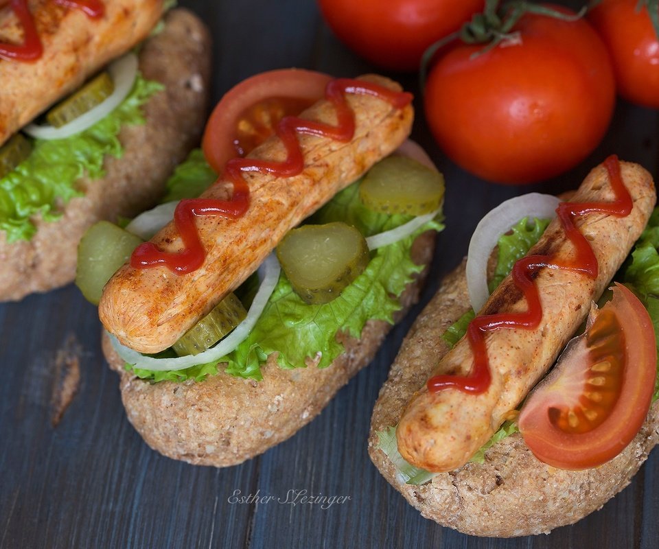 Обои зелень, кетчуп, овощи, помидор, сосиски, огурец, хот-дог, greens, ketchup, vegetables, tomato, sausage, cucumber, hot dog разрешение 2000x1333 Загрузить