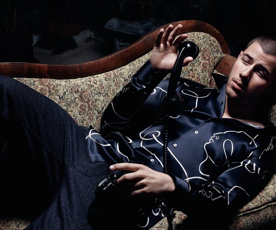 Обои взгляд, nick jonas, greg lotus, лежит, essential homme, ник джонас, лицо, мужчина, телефон, трубка, диван, фотосессия, look, lies, face, male, phone, tube, sofa, photoshoot разрешение 2400x1600 Загрузить