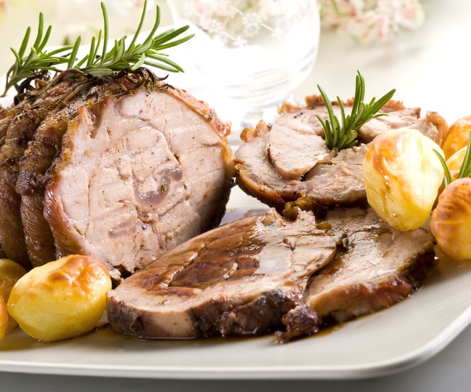 Обои мясо, картофель, розмарин, буженина, meat, potatoes, rosemary, pork разрешение 3600x2377 Загрузить