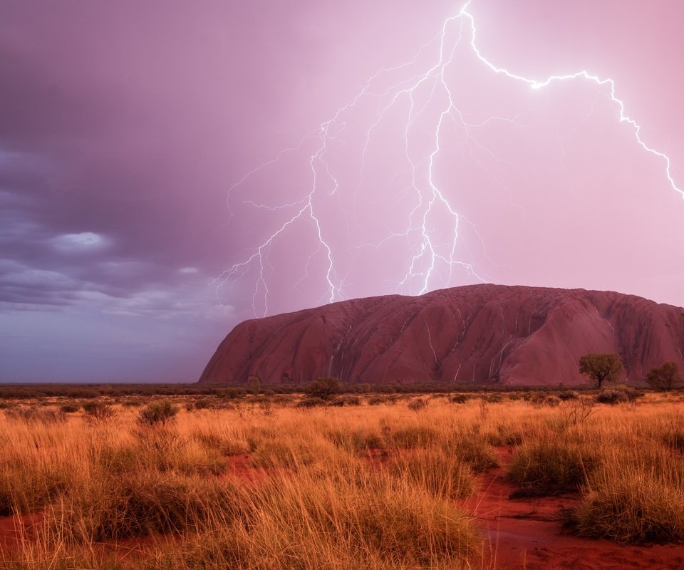 Обои небо, облака, тучи, молния, гора, молнии, австралия, улуру, the sky, clouds, lightning, mountain, zipper, australia, uluru разрешение 2499x1525 Загрузить