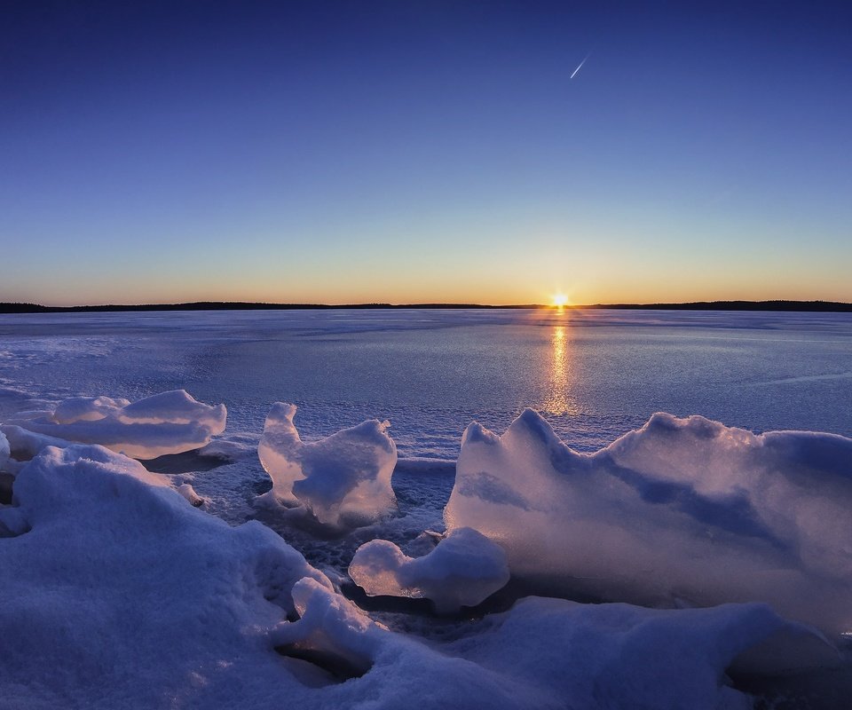 Обои небо, озеро, закат, зима, горизонт, лёд, финляндия, lake karijärvi, the sky, lake, sunset, winter, horizon, ice, finland разрешение 2048x1152 Загрузить