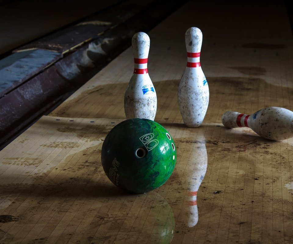 Обои отражение, шар, спорт, боулинг, кегли, reflection, ball, sport, bowling, skittles разрешение 1920x1280 Загрузить