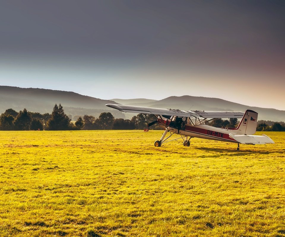 Обои трава, горы, лес, самолет, поле, дымка, солнечно, grass, mountains, forest, the plane, field, haze, sunny разрешение 2200x1461 Загрузить