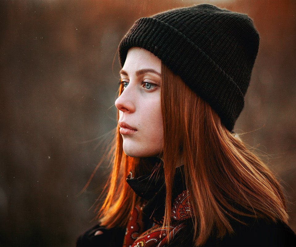 Обои девушка, взгляд, профиль, волосы, шапка, рыжеволосая, girl, look, profile, hair, hat, redhead разрешение 2200x1505 Загрузить