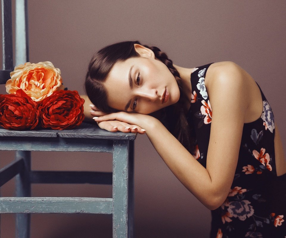 Обои цветы, стул, модель, лицо, отдых, косички, flowers, chair, model, face, stay, braids разрешение 2048x1365 Загрузить