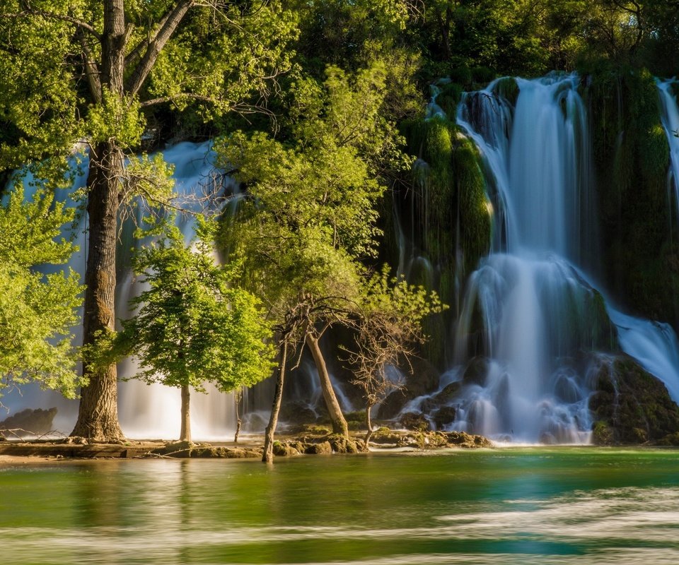 Обои деревья, река, водопад, босния и герцеговина, kravice falls, trebizat river, trees, river, waterfall, bosnia and herzegovina разрешение 2048x1280 Загрузить