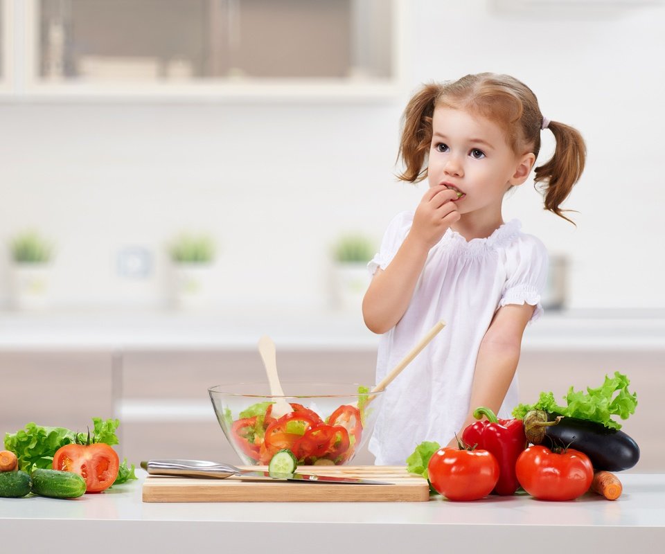 Обои дети, девочка, кухня, волосы, лицо, ребенок, овощи, салат, children, girl, kitchen, hair, face, child, vegetables, salad разрешение 3660x2848 Загрузить