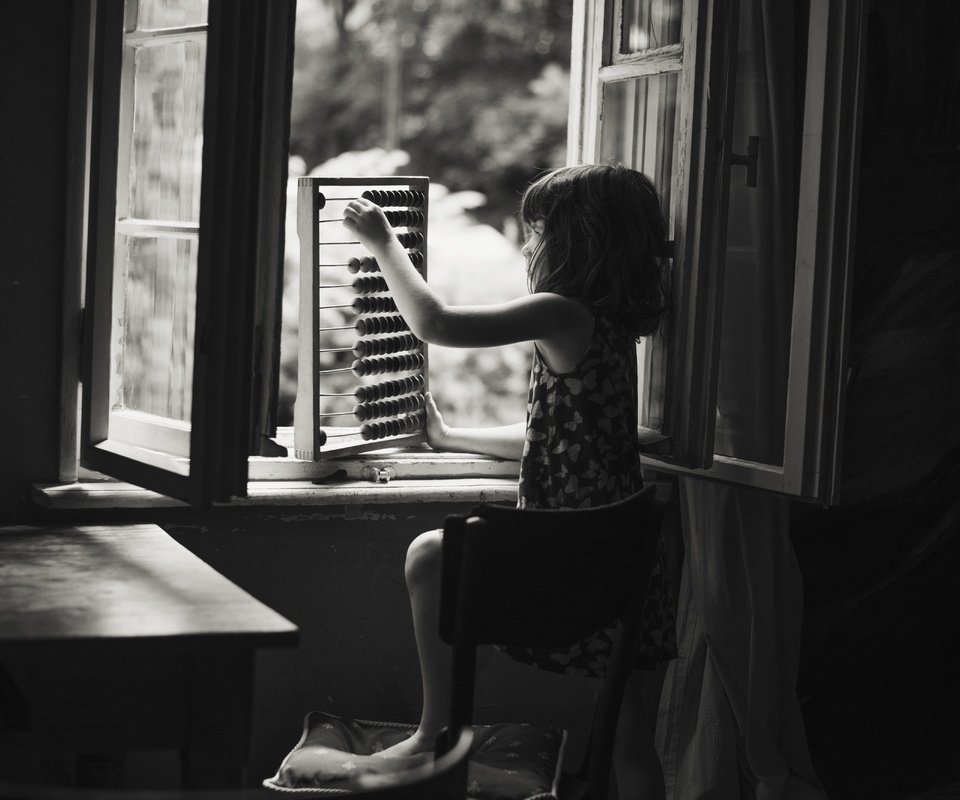 Обои чёрно-белое, дети, девочка, окно, счеты, black and white, children, girl, window, scores разрешение 5439x4912 Загрузить