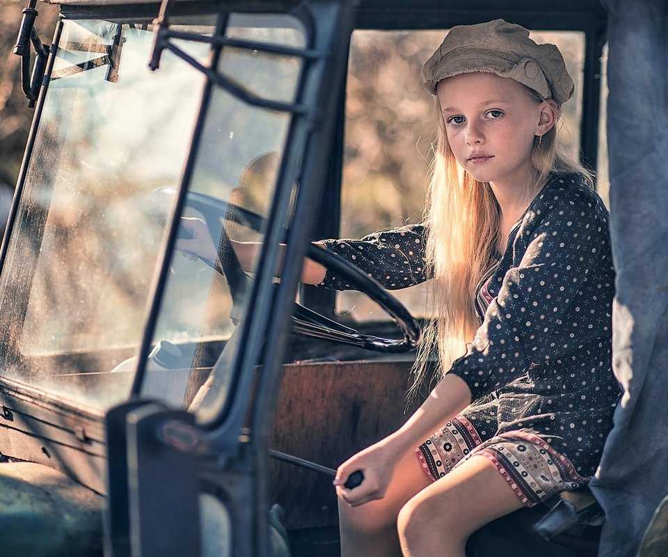 Обои кабина, блондинка, дети, девочка, волосы, кепка, руль, cabin, blonde, children, girl, hair, cap, the wheel разрешение 2222x1250 Загрузить