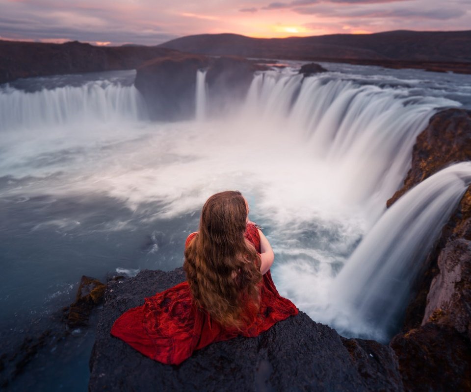 Обои скалы, камни, девушка, водопад, спина, волосы, в красном, lizzy gadd, rocks, stones, girl, waterfall, back, hair, in red разрешение 2000x1334 Загрузить