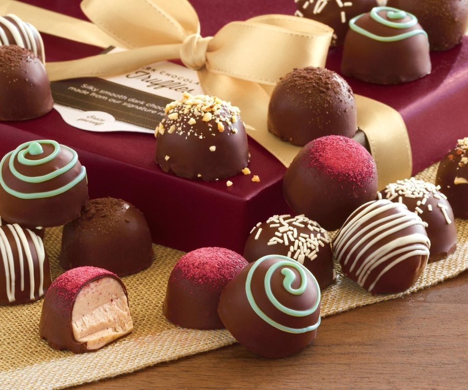 Обои конфеты, шоколад, коробка, сладкое, бантик, ассорти, candy, chocolate, box, sweet, bow, cuts разрешение 1920x1248 Загрузить