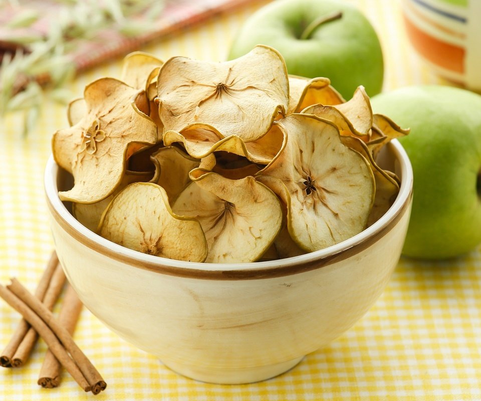 Обои корица, фрукты, яблоки, стол, миска, чипсы, cinnamon, fruit, apples, table, bowl, chips разрешение 1920x1280 Загрузить