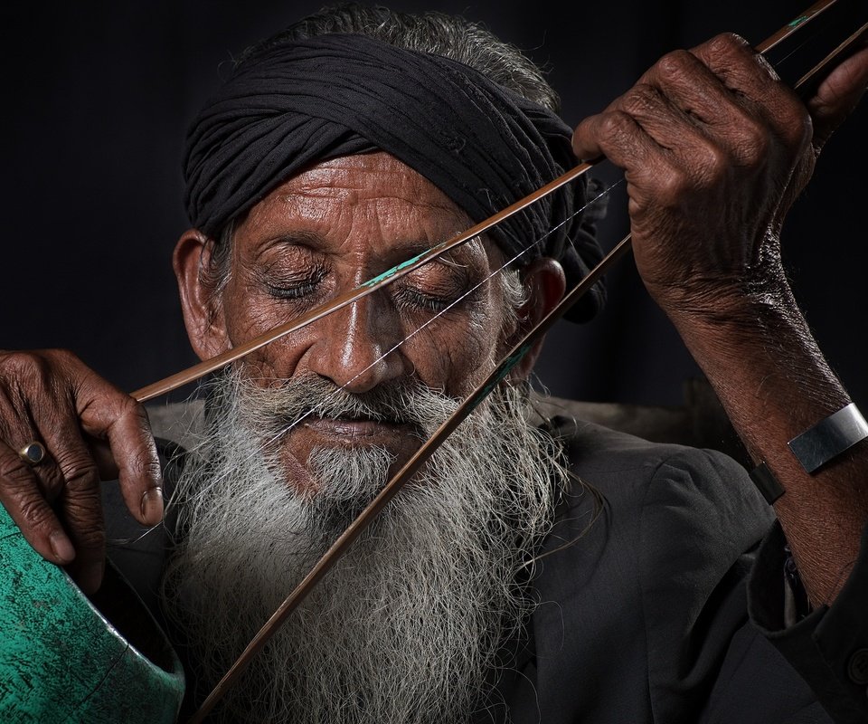 Обои музыка, человек, старик, борода, музыкальный инструмент, music, people, the old man, beard, musical instrument разрешение 2048x1380 Загрузить