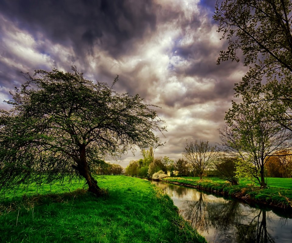 Обои облака, деревья, река, пейзаж, ручей, канал, clouds, trees, river, landscape, stream, channel разрешение 2048x1365 Загрузить