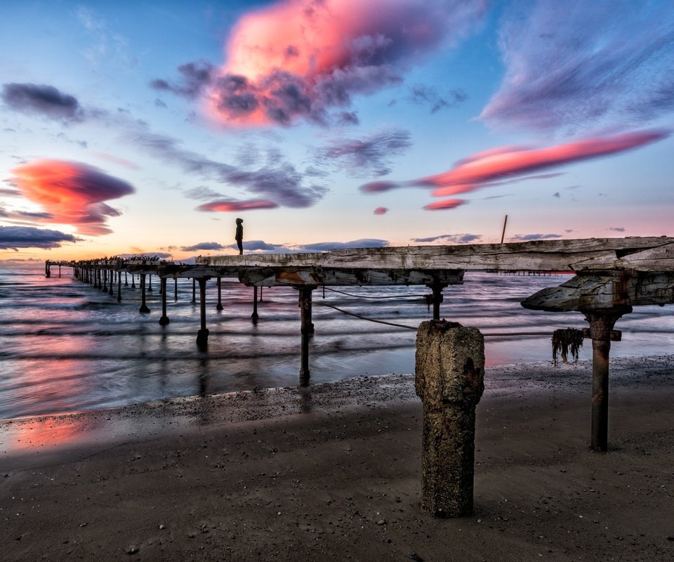 Обои небо, облака, закат, море, мост, корабль, причал, the sky, clouds, sunset, sea, bridge, ship, pier разрешение 2048x1367 Загрузить