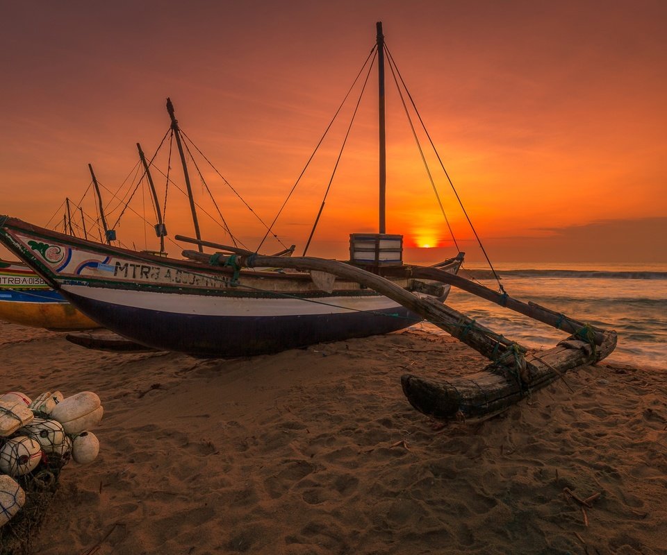 Обои берег, закат, море, песок, лодка, сеть, shore, sunset, sea, sand, boat, network разрешение 2048x1245 Загрузить