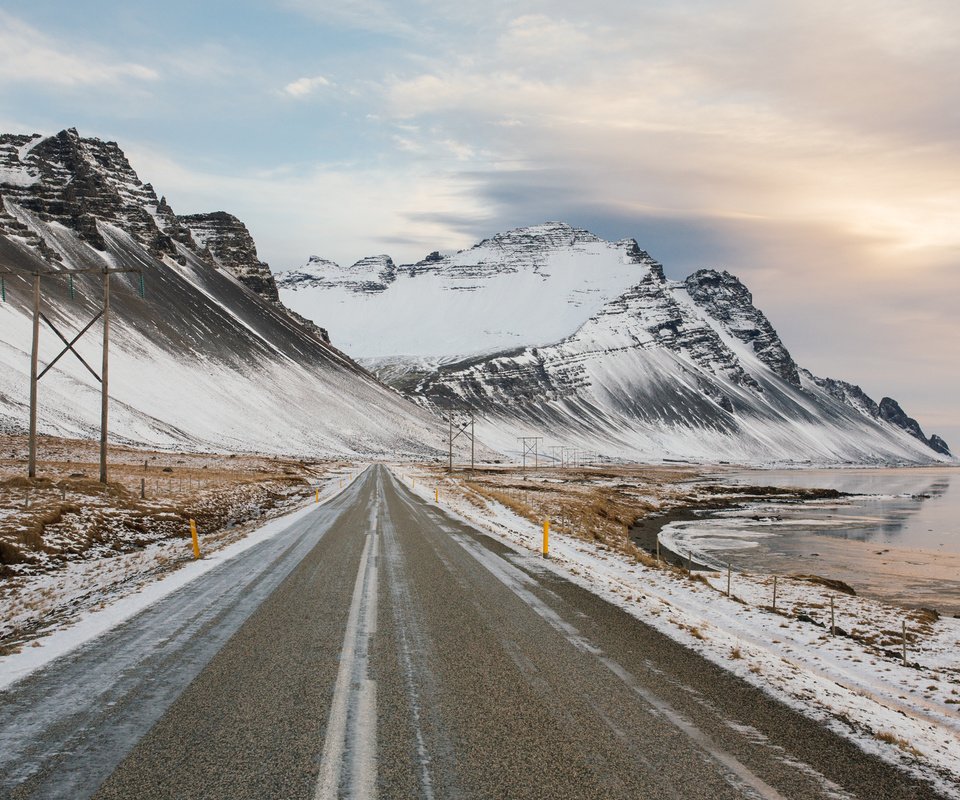 Обои дорога, облака, озеро, горы, зима, road, clouds, lake, mountains, winter разрешение 2048x1365 Загрузить