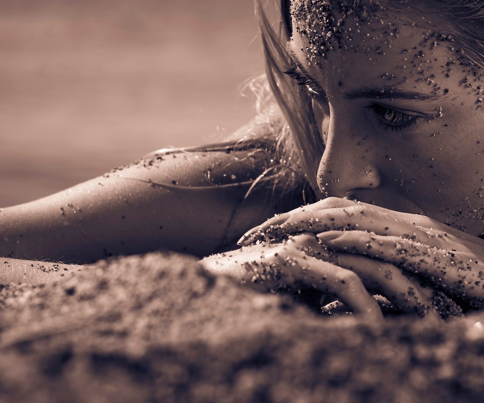 Обои глаза, девушка, песок, пляж, взгляд, сепия, волосы, лицо, eyes, girl, sand, beach, look, sepia, hair, face разрешение 3000x1500 Загрузить