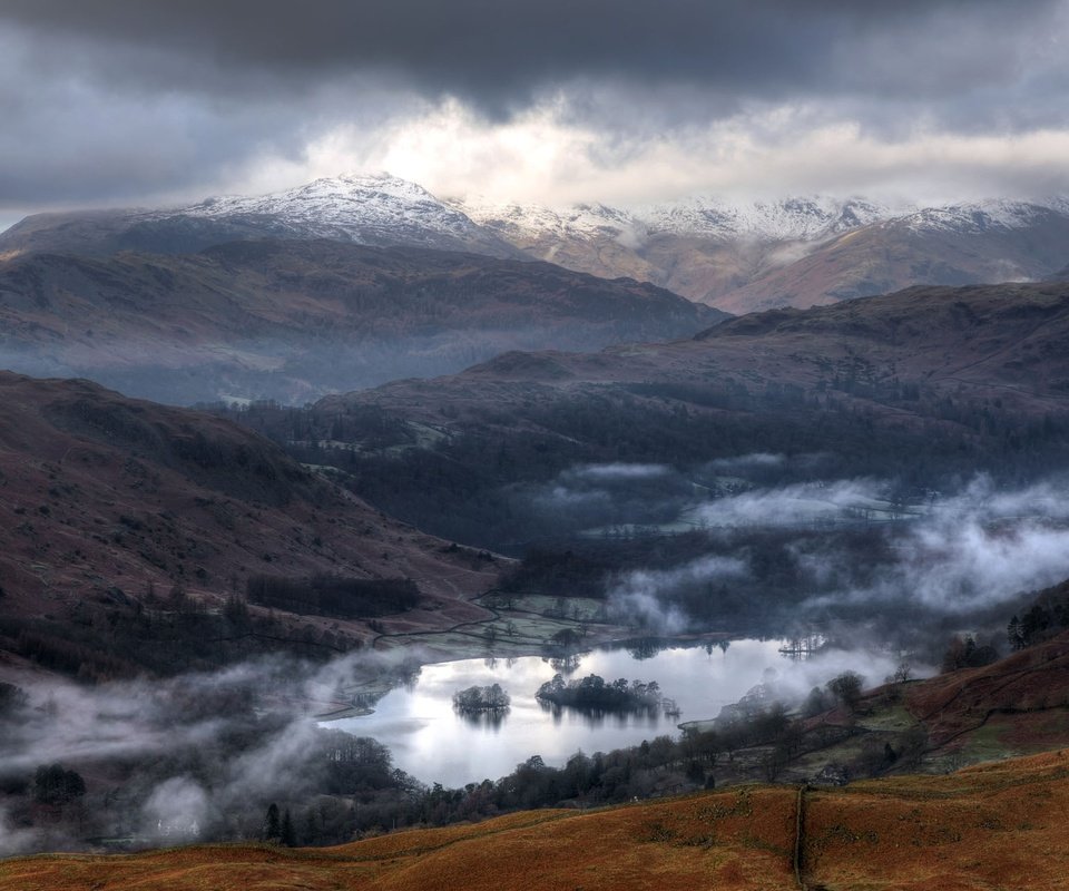 Обои небо, озеро, горы, холмы, туман, англия, the sky, lake, mountains, hills, fog, england разрешение 1920x1280 Загрузить