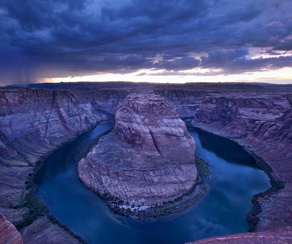 Обои небо, вечер, река, скалы, молния, каньон, grand canyon, река колорадо, каньон подкова, the sky, the evening, river, rocks, lightning, canyon, the colorado river разрешение 2560x1600 Загрузить