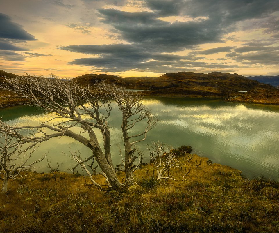 Обои облака, озеро, горы, дерево, осень, пасмурно, clouds, lake, mountains, tree, autumn, overcast разрешение 2048x1152 Загрузить