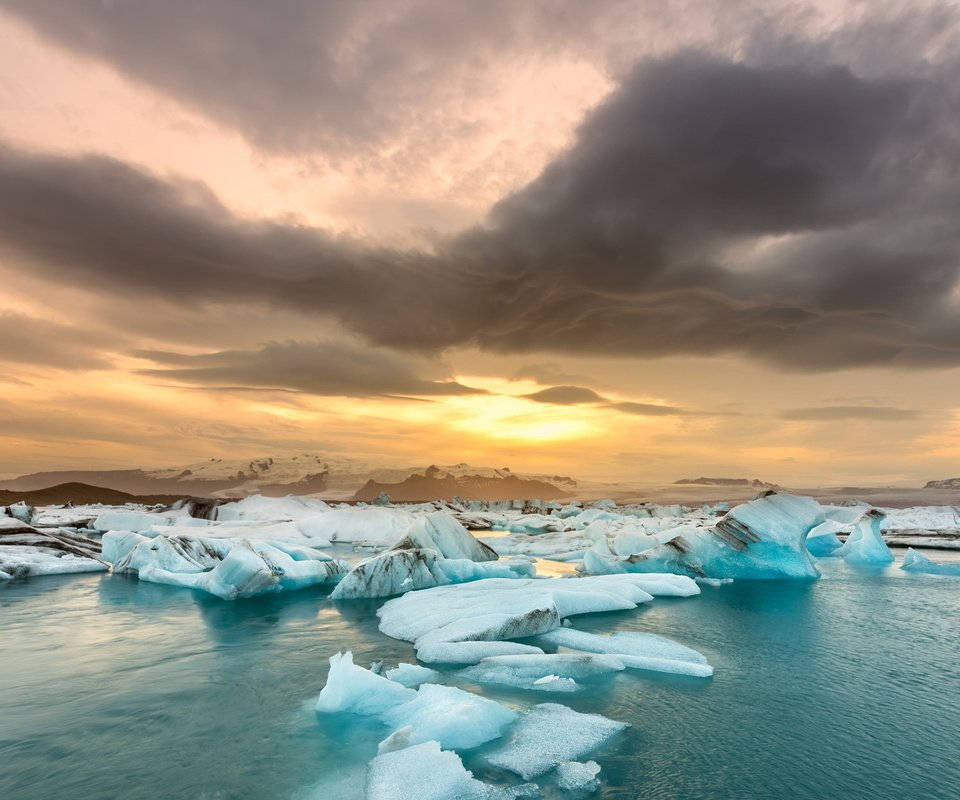 Обои облака, река, горы, закат, лёд, clouds, river, mountains, sunset, ice разрешение 2047x1237 Загрузить