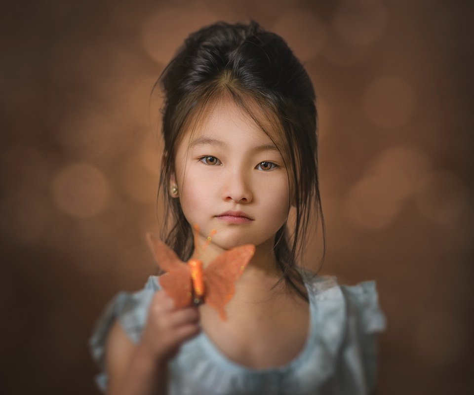 Обои портрет, взгляд, бабочка, дети, девочка, волосы, лицо, portrait, look, butterfly, children, girl, hair, face разрешение 2048x1336 Загрузить