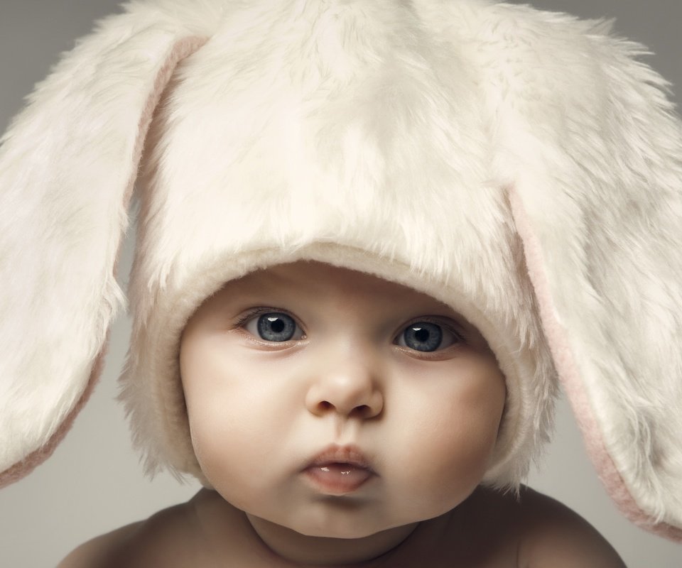 Обои взгляд, дети, ушки, лицо, ребенок, шапка, зайчик, look, children, ears, face, child, hat, bunny разрешение 3840x2160 Загрузить
