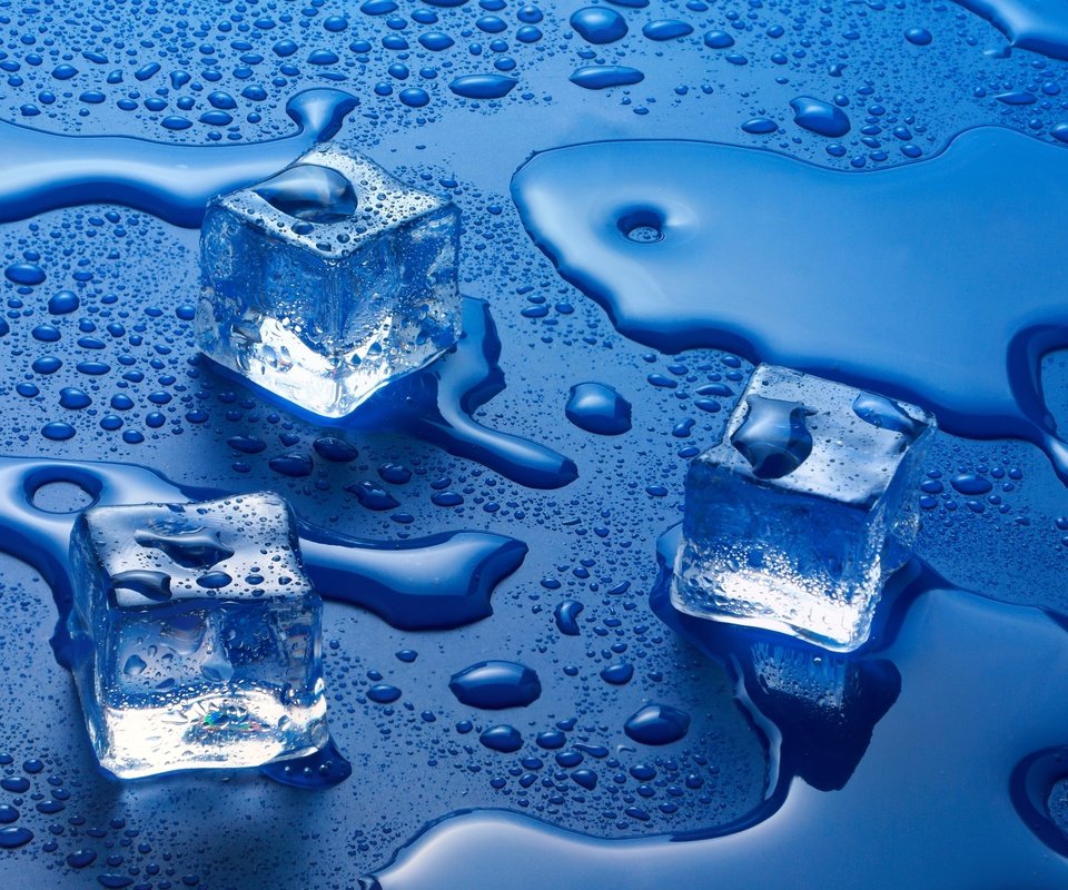 Обои вода, фон, капли, цвет, лёд, кубики, water, background, drops, color, ice, cubes разрешение 2556x1600 Загрузить