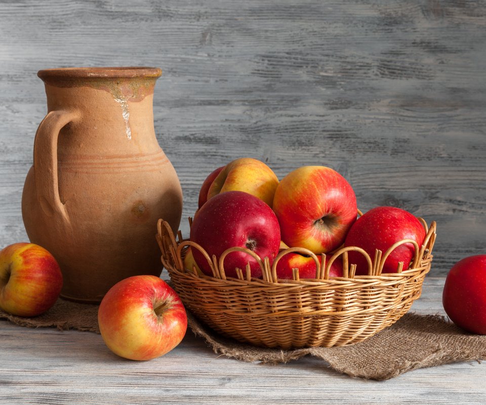 Обои фрукты, яблоки, корзина, кувшин, натюрморт, мешковина, fruit, apples, basket, pitcher, still life, burlap разрешение 2048x1365 Загрузить