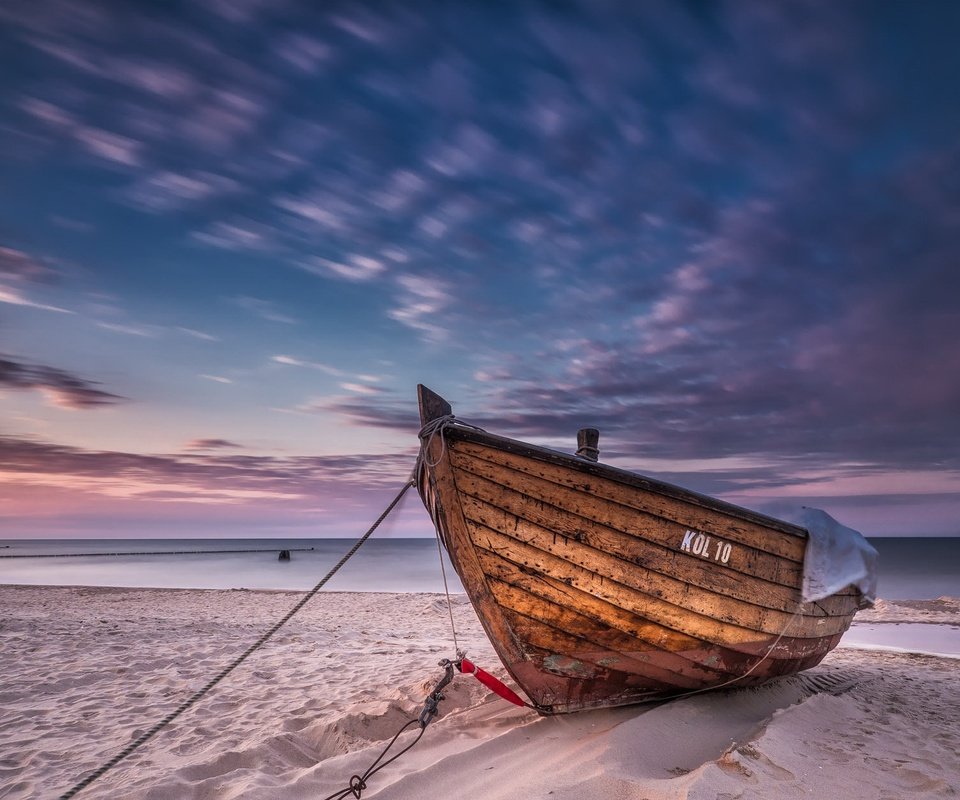 Обои небо, облака, берег, море, пляж, лодка, the sky, clouds, shore, sea, beach, boat разрешение 2048x1250 Загрузить