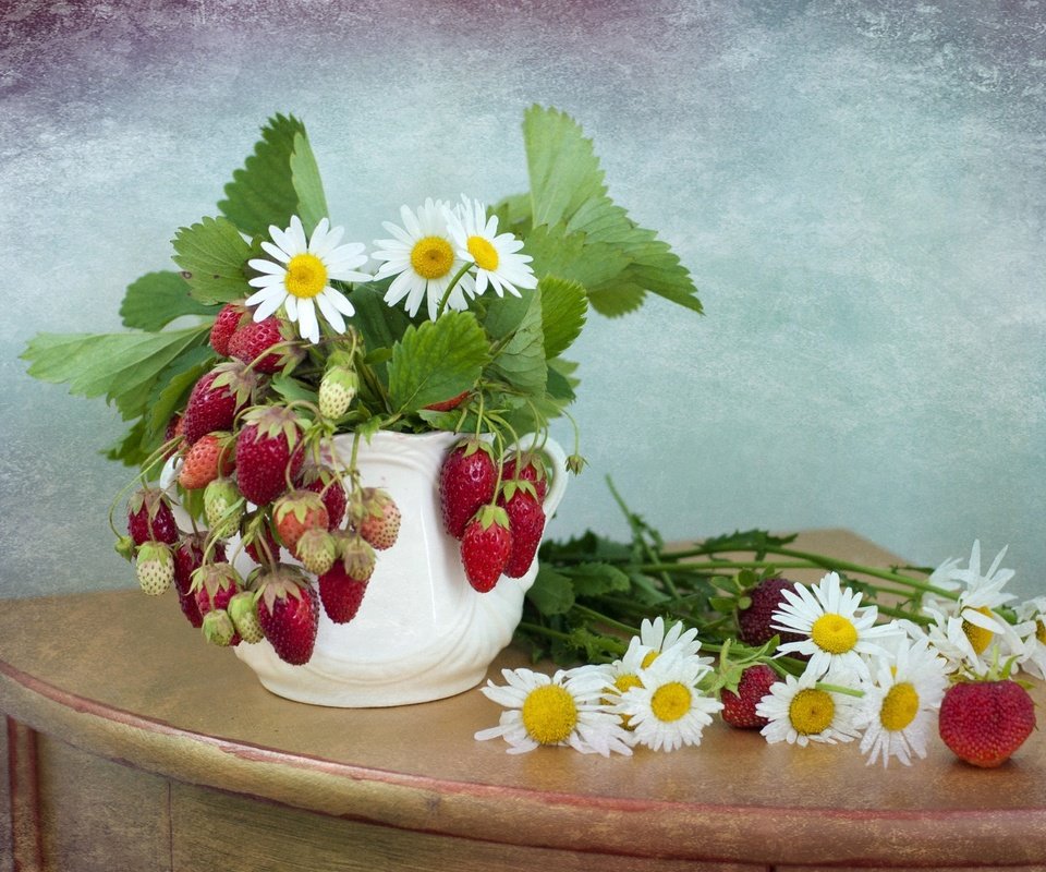 Обои цветы, лето, клубника, ромашки, ягоды, кувшин, flowers, summer, strawberry, chamomile, berries, pitcher разрешение 1920x1243 Загрузить