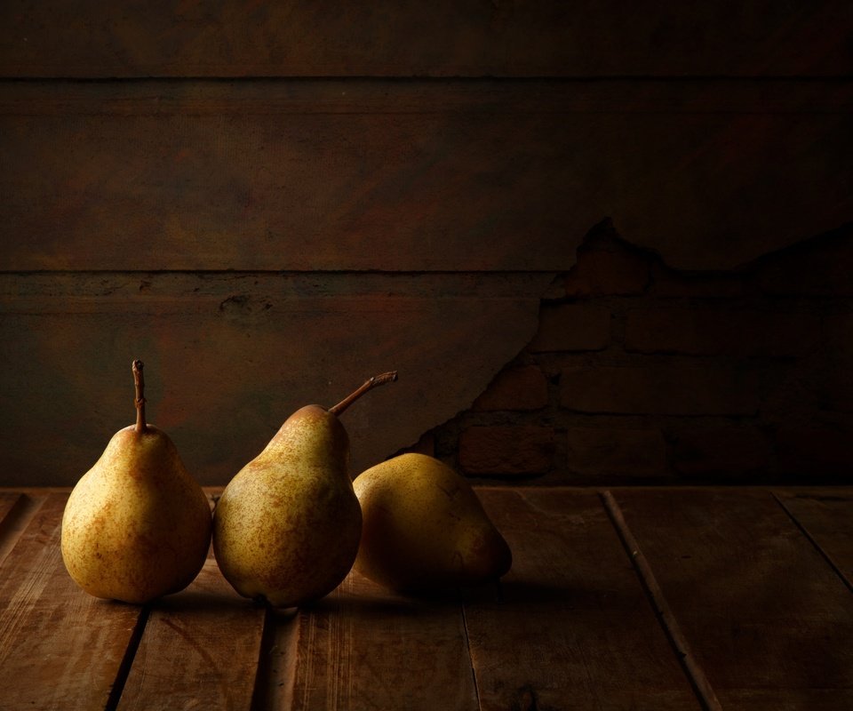 Обои фрукты, черный фон, груши, fruit, black background, pear разрешение 2048x1463 Загрузить