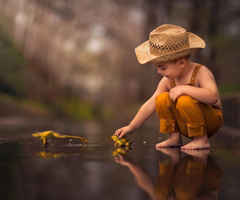 Обои отражение, дети, ребенок, мальчик, шляпа, лягушки, босиком, reflection, children, child, boy, hat, frogs, barefoot разрешение 2000x1333 Загрузить