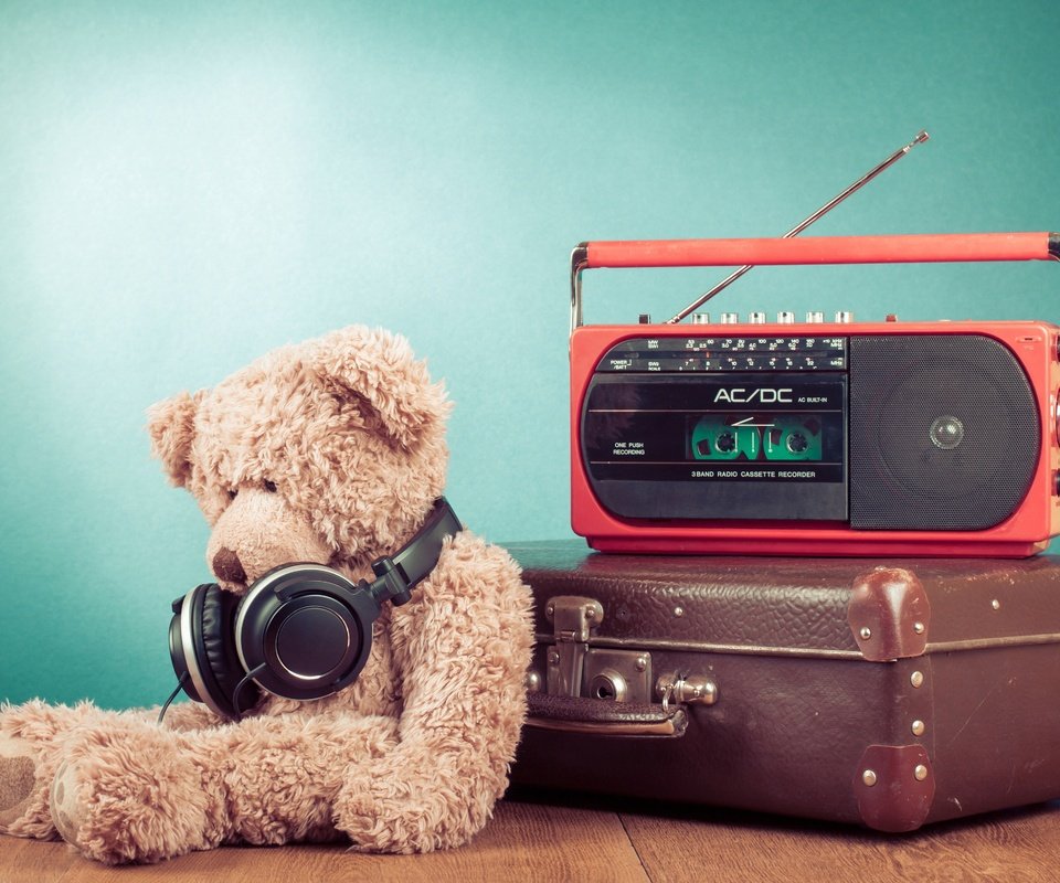 Обои мишка, наушники, игрушка, чемодан, радио, плюшевый мишка, радиоприёмник, bear, headphones, toy, suitcase, radio, teddy bear разрешение 7500x5000 Загрузить