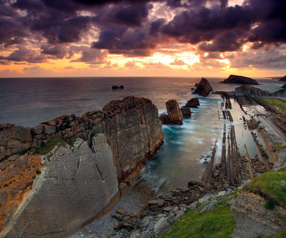 Обои небо, облака, скалы, камни, море, the sky, clouds, rocks, stones, sea разрешение 1920x1280 Загрузить