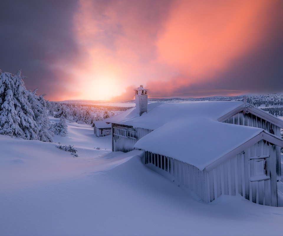 Обои небо, свет, вечер, снег, зима, домик, the sky, light, the evening, snow, winter, house разрешение 2048x1365 Загрузить