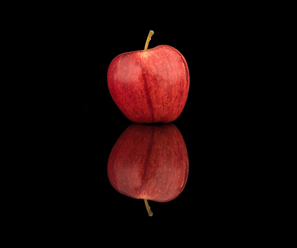 Обои отражение, фрукты, минимализм, черный фон, яблоко, reflection, fruit, minimalism, black background, apple разрешение 4000x2670 Загрузить